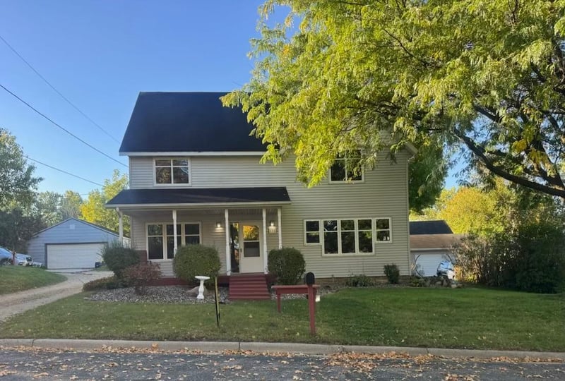131 E 7th St, Zumbrota, MN 55992