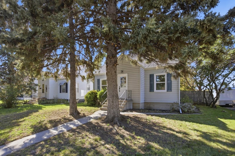 631 11th St N, Moorhead, MN 56560