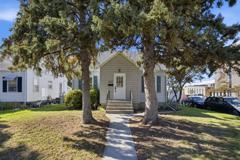 631 11th St N, Moorhead, MN 56560