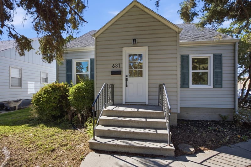 631 11th St N, Moorhead, MN 56560
