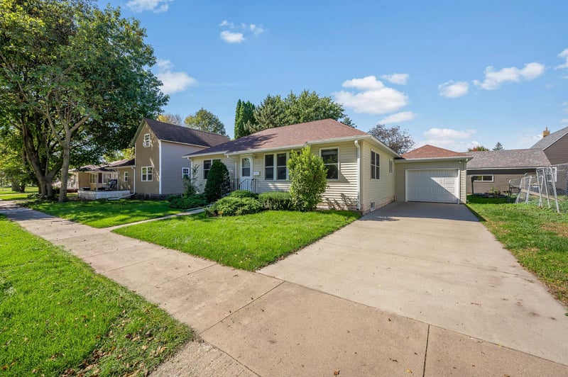 412 S Nicollet St, Blue Earth, MN 56013