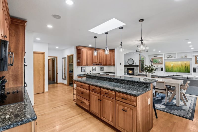 8370 W Lake Dr, Chanhassen, MN 55317