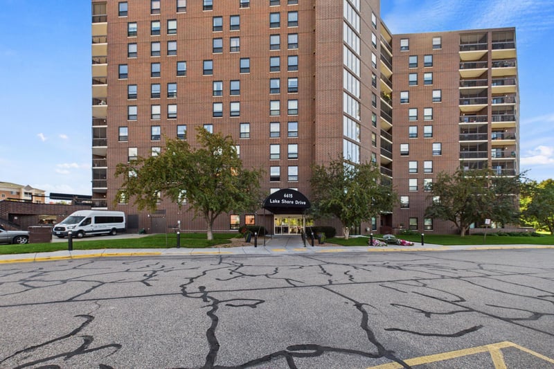 6615 Lake Shore Dr S #607, Richfield, MN 55423
