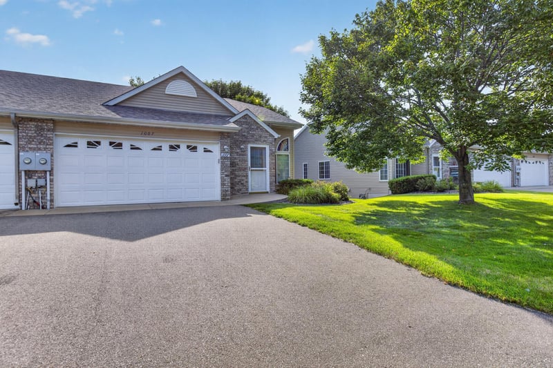 1007 N Rum River Dr, Princeton, MN 55371