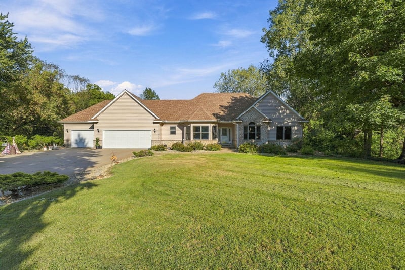 975 Jewel Ave N, Lake Elmo, MN 55042