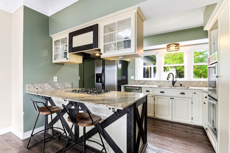 817 Kenwood Ln, Maplewood, MN 55117