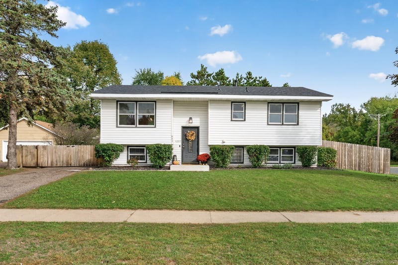 943 Blackoaks Ln, Anoka, MN 55303