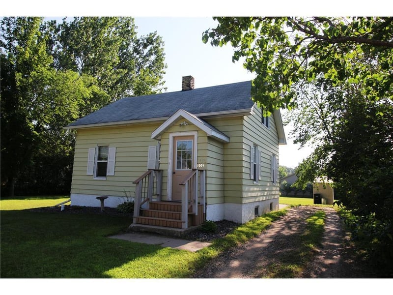 302 6th St NW, Little Falls, MN 56345