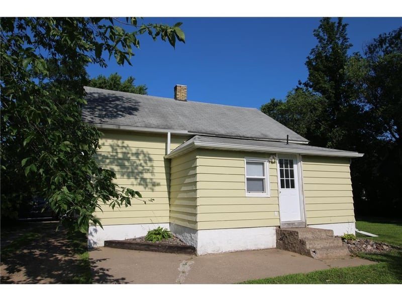302 6th St NW, Little Falls, MN 56345