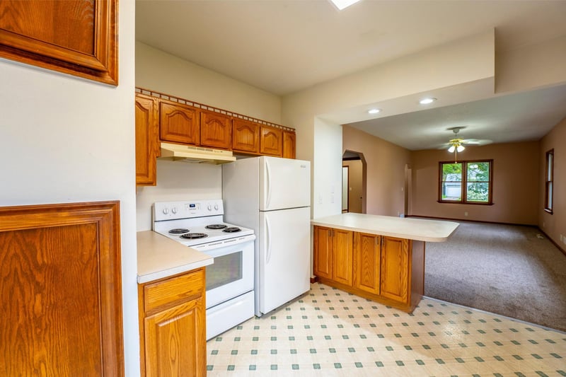 305 N Secor St, Bricelyn, MN 56014