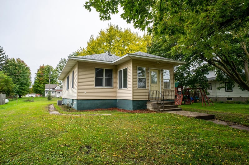 305 N Secor St, Bricelyn, MN 56014