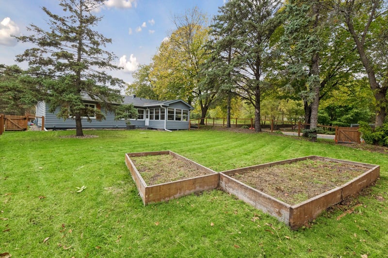 501 Laredo Ln, Chanhassen, MN 55317