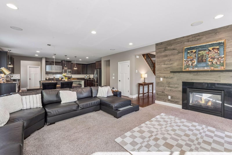 1078 Rosemary Cir, Chaska, MN 55318