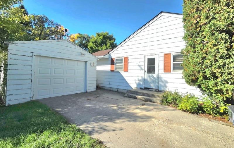 1323 12th Ave N, Moorhead, MN 56560
