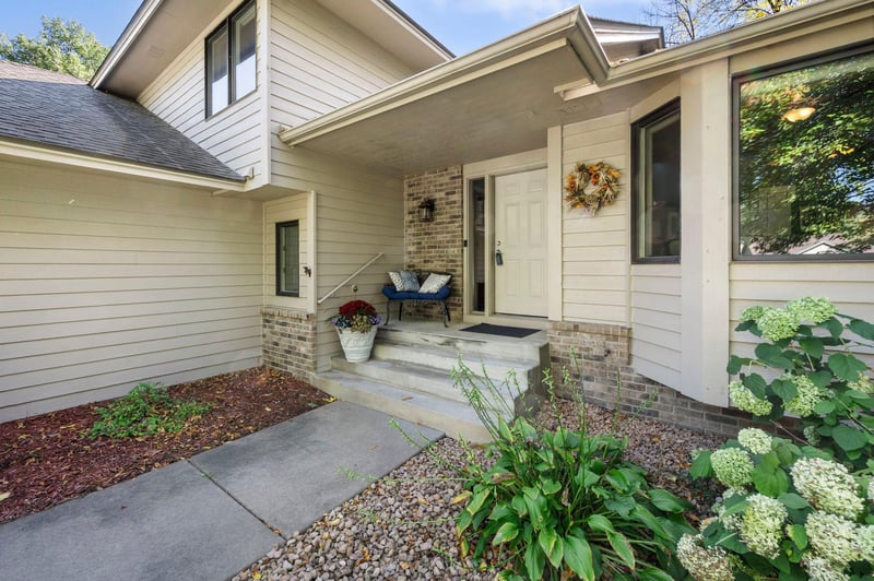1205 Hilloway Cir, Burnsville, MN 55306