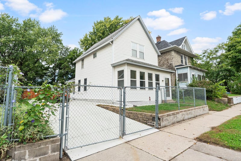 909 Park St, Saint Paul, MN 55117