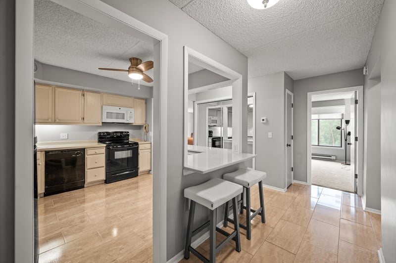 2455 Londin Ln E #216, Maplewood, MN 55119
