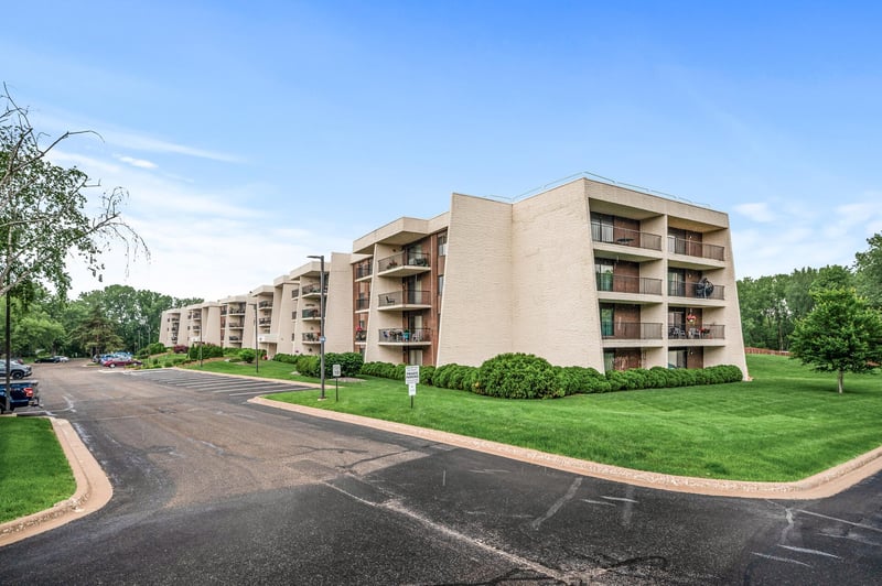 2455 Londin Ln E #216, Maplewood, MN 55119