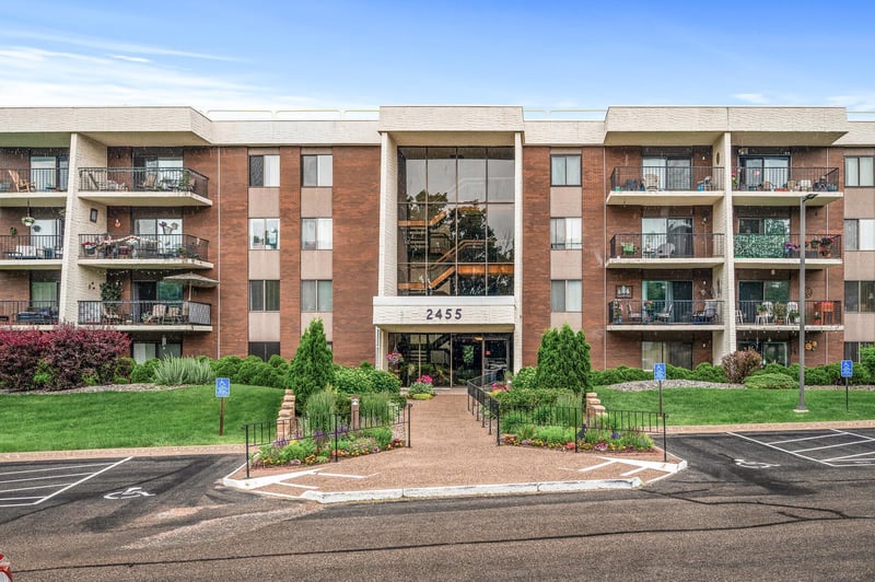 2455 Londin Ln E #216, Maplewood, MN 55119