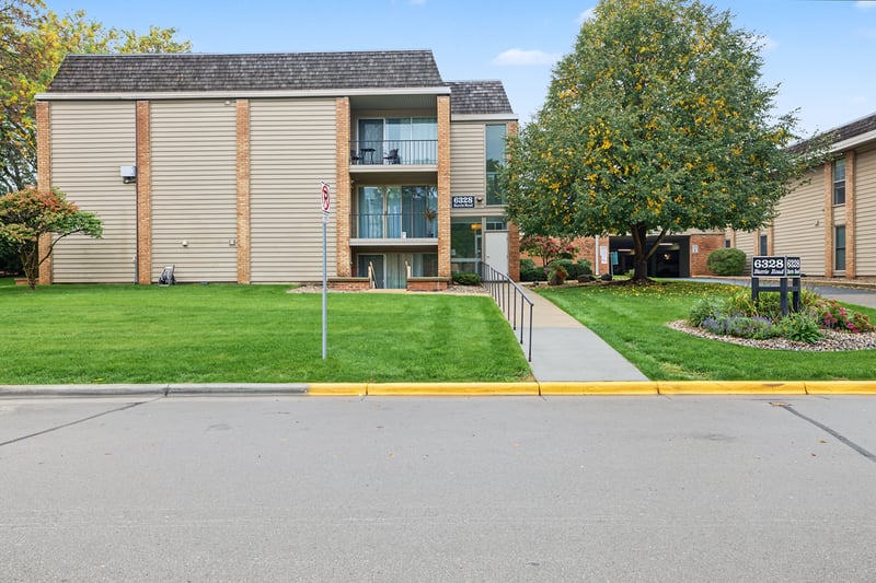 6328 Barrie Rd #3M, Edina, MN 55435