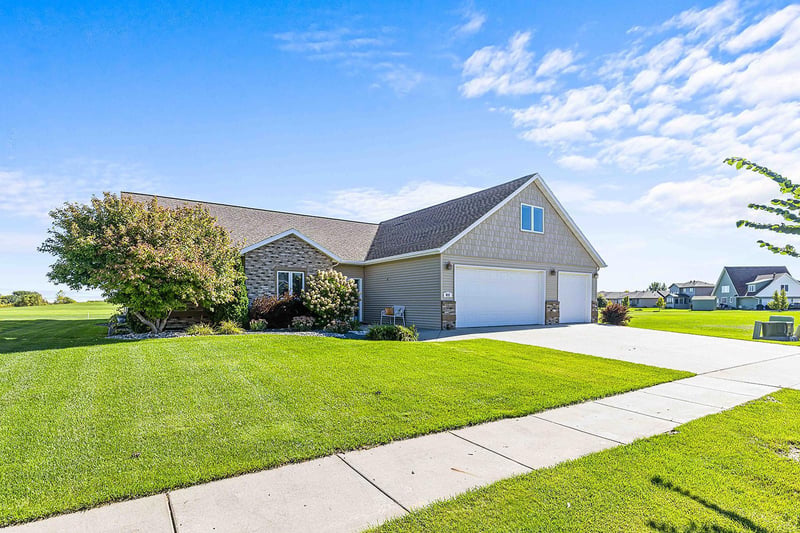 812 S 36th St S, Moorhead, MN 56560