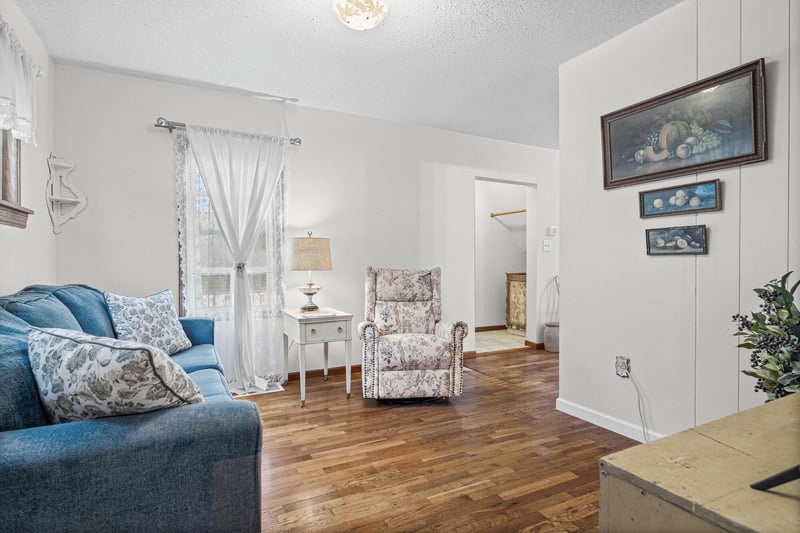 36 S Elm St, La Crescent, MN 55947