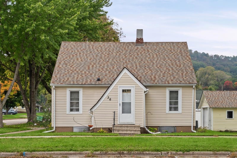 36 S Elm St, La Crescent, MN 55947