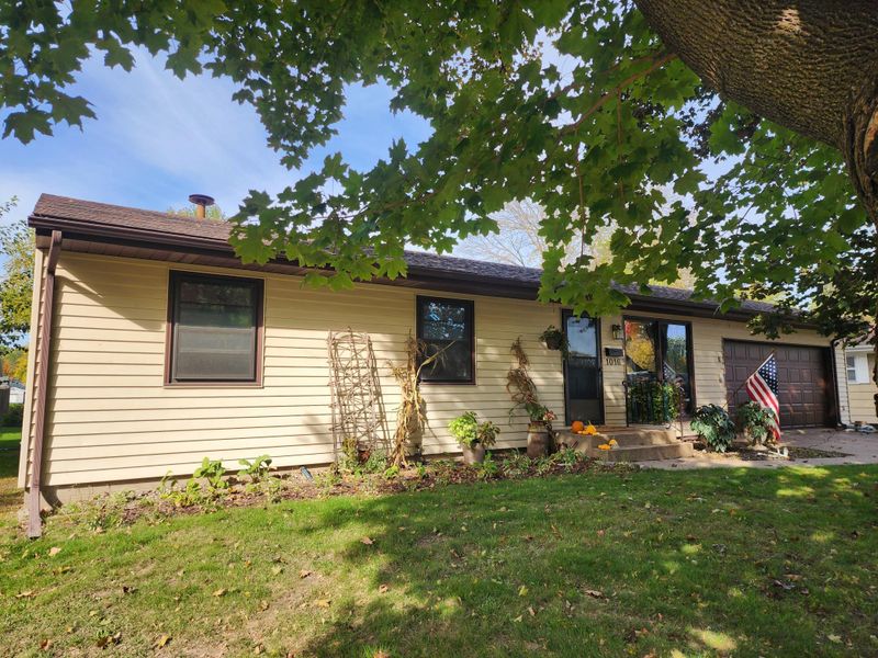 1016 Jackson St S, Shakopee, MN 55379