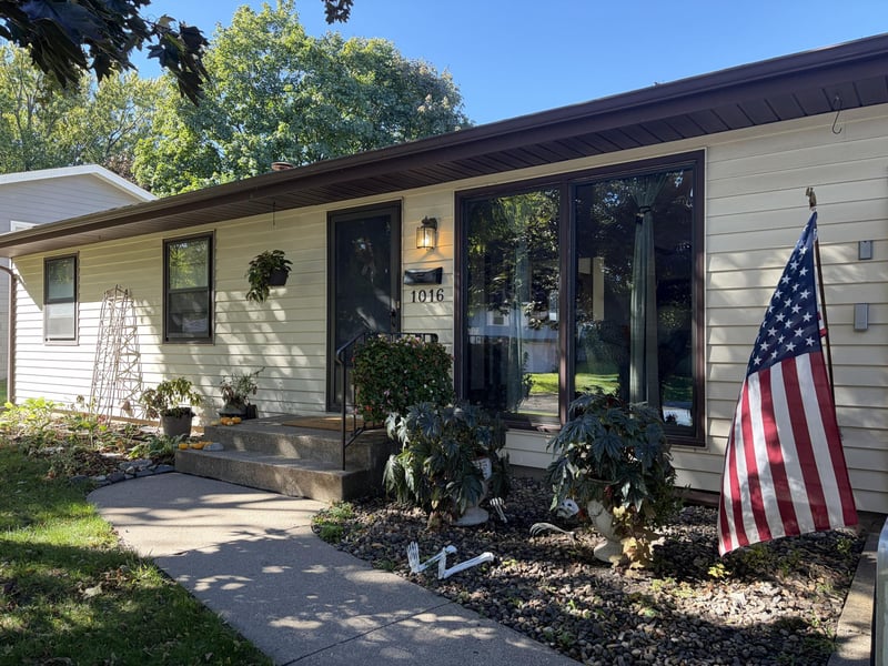 1016 Jackson St S, Shakopee, MN 55379