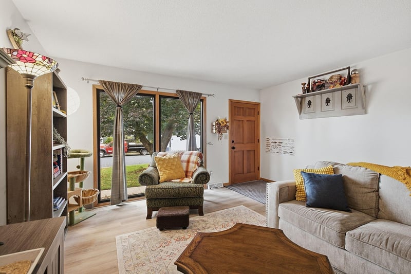 1016 Jackson St S, Shakopee, MN 55379