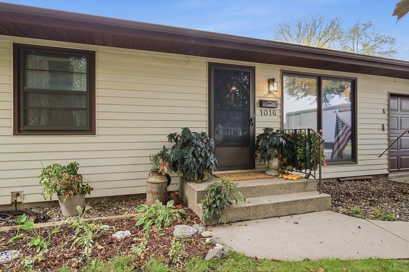 1016 Jackson St S, Shakopee, MN 55379
