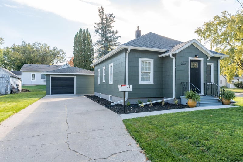 221 Bryan Ave, Owatonna, MN 55060