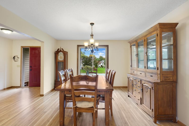 1001 Forest Glen Ct, Burnsville, MN 55337