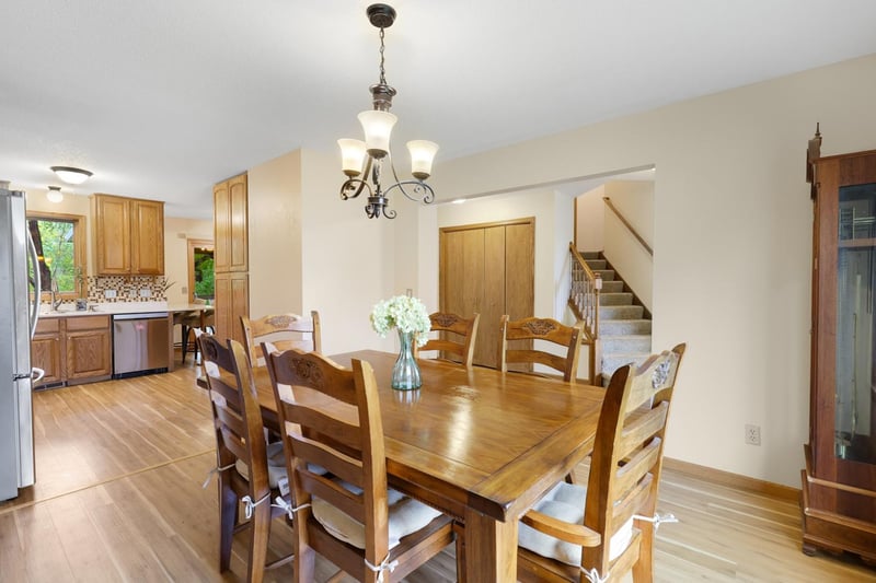 1001 Forest Glen Ct, Burnsville, MN 55337