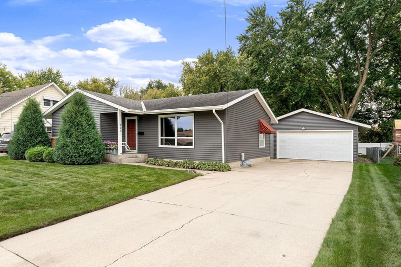 303 15th Ave SW, Austin, MN 55912