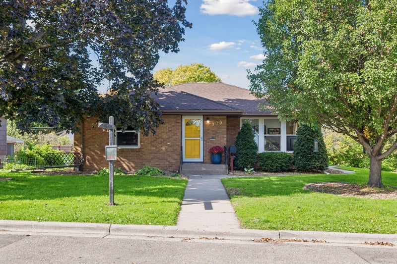 909 Manomin Ave, West Saint Paul, MN 55118