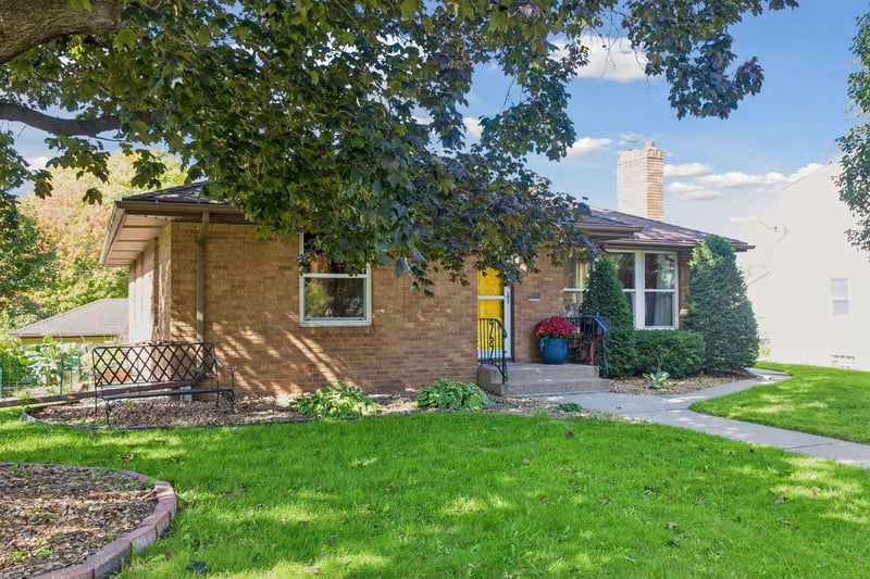 909 Manomin Ave, West Saint Paul, MN 55118