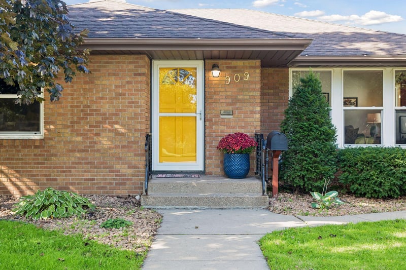 909 Manomin Ave, West Saint Paul, MN 55118
