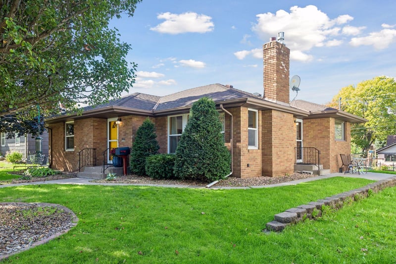 909 Manomin Ave, West Saint Paul, MN 55118