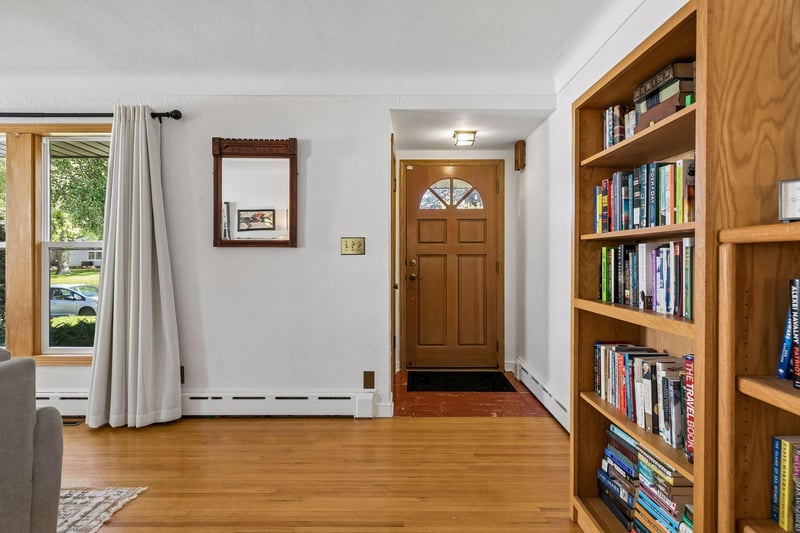909 Manomin Ave, West Saint Paul, MN 55118