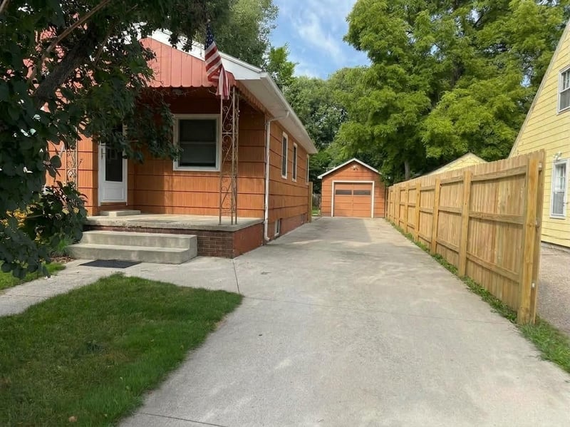 515 9th St NW, Willmar, MN 56201