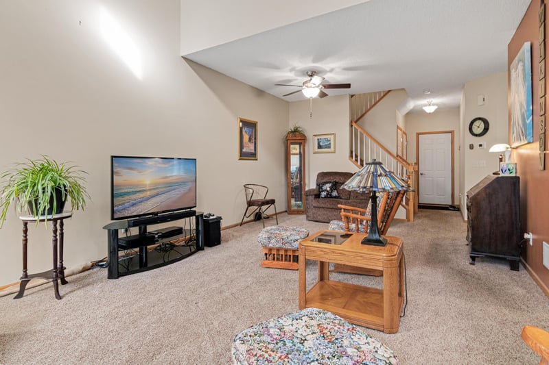 629 Sutherland Dr, Woodbury, MN 55129