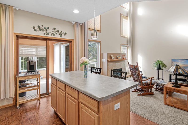 629 Sutherland Dr, Woodbury, MN 55129