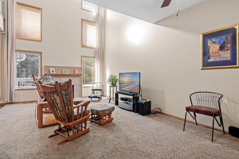 629 Sutherland Dr, Woodbury, MN 55129