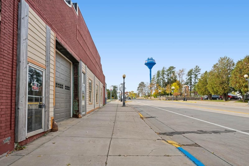 321 W Lake St, Chisholm, MN 55719
