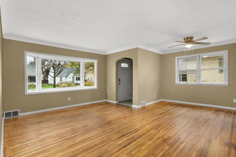966 Hawthorne Ave E, Saint Paul, MN 55106