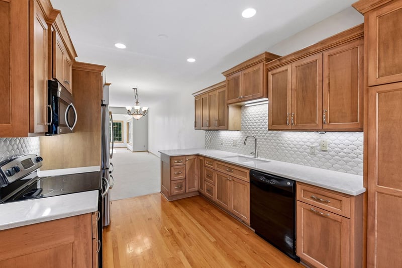 8395 Rosewood Dr, Chanhassen, MN 55317