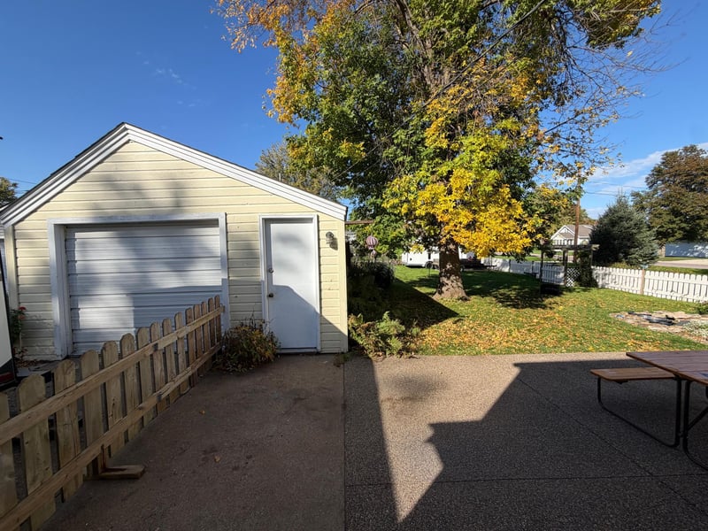 908 8th Ave SW, Faribault, MN 55021
