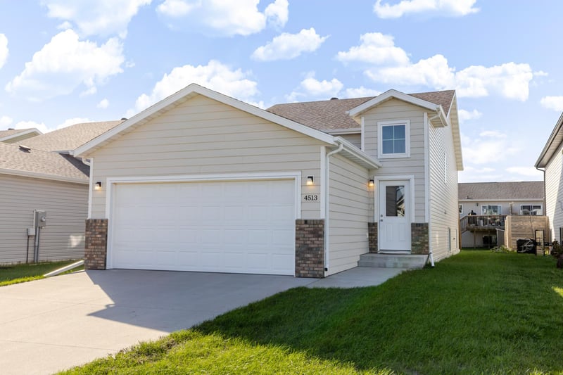 4513 17th St S, Moorhead, MN 56560