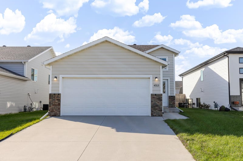 4513 17th St S, Moorhead, MN 56560